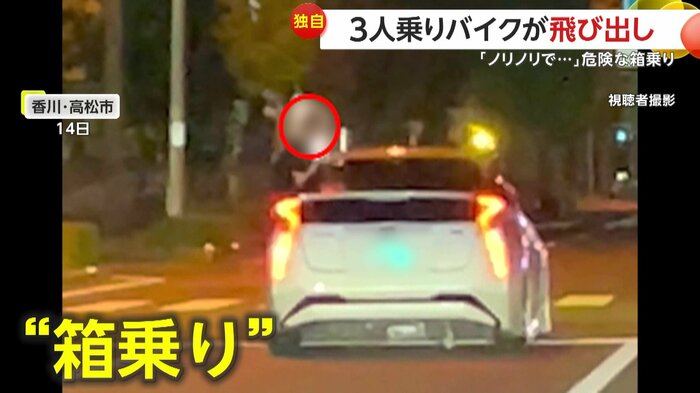 窓から身を乗り出す人物