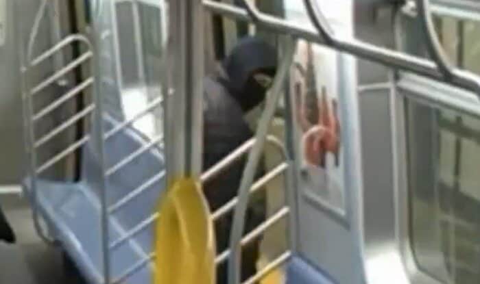 男は犯行後チラリと振り返り、下車した