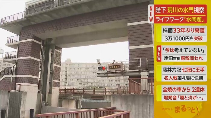 水面の高さが違う荒川から旧中川へと、船が通行できるよう水位を調節