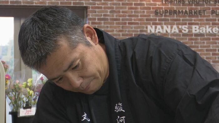 マグロの解体をする松浦志保さん