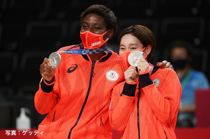 東京五輪で銀メダルを授与された宮崎早織(右)と馬瓜エブリン(左)(2021年8月、さいたまスーパーアリーナ)