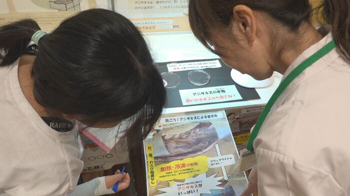 職員が子供に説明