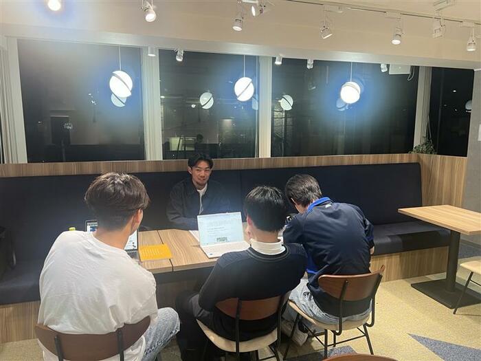 AOI渋谷校の福嶌真太校舎長と話す受験生
