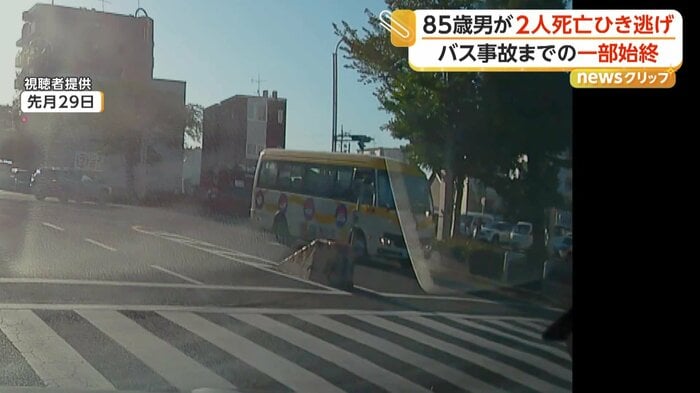 ゆっくりとしたスピードで交差点に進入するマイクロバス