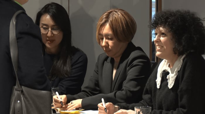 ロンドンの書店「Foyles」でトークショーを行った柴崎友香さん（中央）とポリー・バートンさん（右）