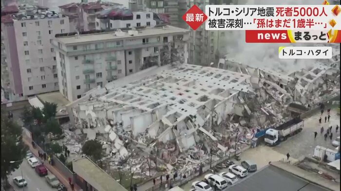 ビルが横倒しになって倒壊している(トルコ・ハタイ)