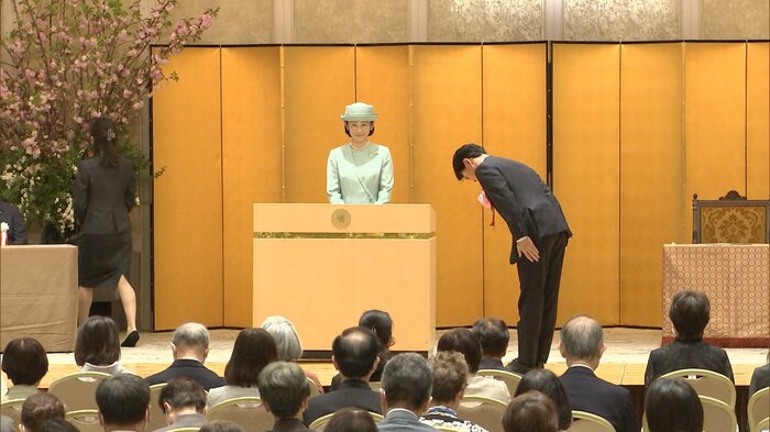 総裁賞の表彰をされる紀子さま