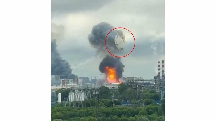 ウクライナのドローン攻撃で炎と黒煙を上げるモスクワ近郊の製油所。円内は、吹き飛んだ石油タンクの“ふた”　ゼレンスキー・ウクライナ大統領公式X（2026/6/18付）より