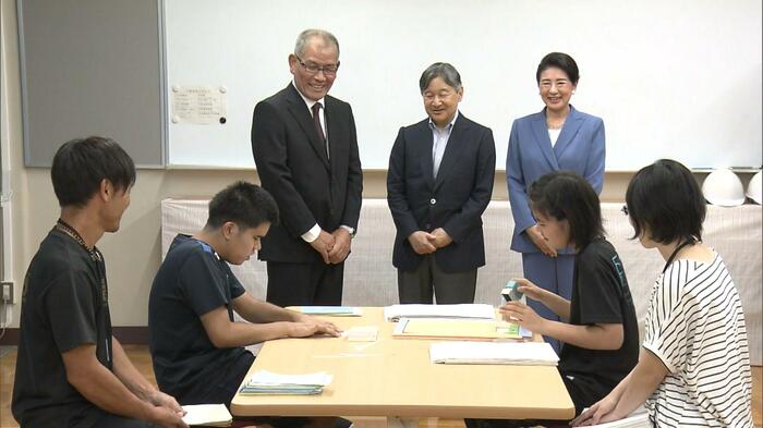 封筒を作る作業をご覧になる天皇皇后両陛下