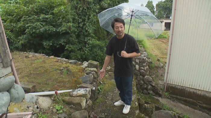 自宅の庭で「幻のヘビ」シロマダラを見つけた山崎さん（2025年9月）