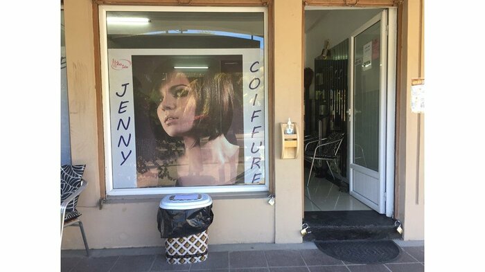 美容室の前に置かれたヘアドネーションを集めるためのかご