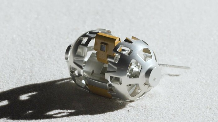 変形後の超小型月面ロボット(出典:タカラトミー)