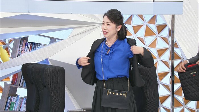 貴重品を入れたショルダーは首から下げて、その上から上着を着る
