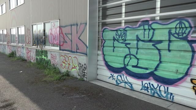 漁港の大量落書きの疑いで高校生逮捕