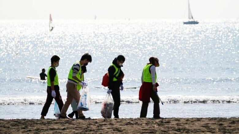 「ごみ拾いはスポーツでアートだ」海洋プラごみ問題を楽しく考える 江ノ島海岸で行われた「スポGOMI」を体験取材｜FNNプライムオンライン