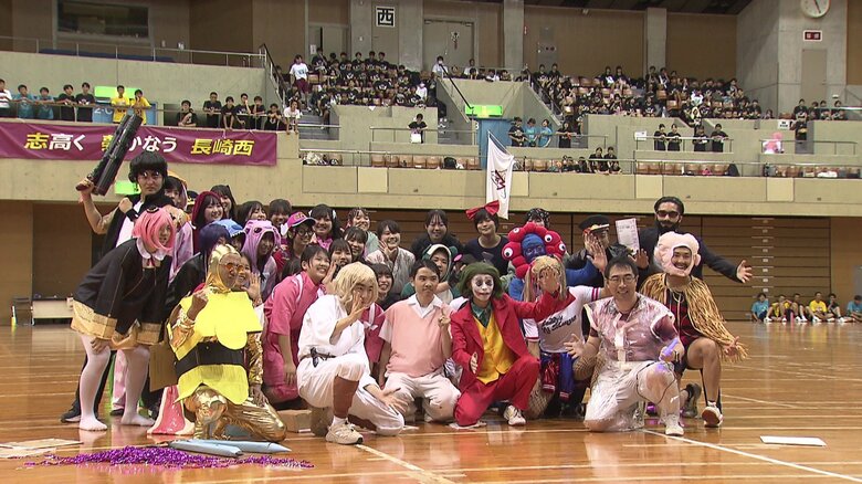 冷房完備で白熱！長崎西高校が「屋内運動会」を初開催  熱中症も雨で延期の心配もなし「日焼けを気にせず楽しめる」新しい形の運動会　伝統の“もし教“は健在｜FNNプライムオンライン