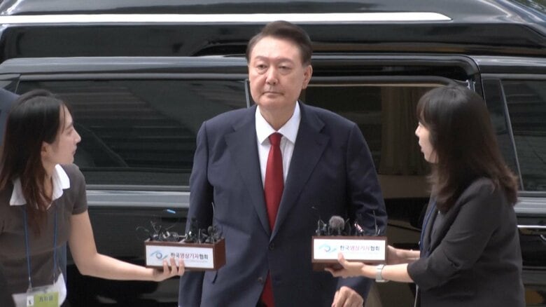 韓国・前大統領を取り調べのためイスごと連行しようと試みるも転げ落ち失敗　“服を着ずに横たわって抵抗”され断念した先週に続き｜FNNプライムオンライン