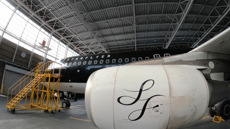 目覚めると目の前に… テントを張って飛行機と“添い寝”  スターフライヤー20周年記念 非日常を体験できるプログラム 【福岡発】｜FNNプライムオンライン