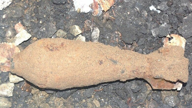 【地面から“不発弾”？】住宅の解体工事現場から長さ約25センチ・直径約10センチの「不発弾のようなもの」が見つかる…一時周辺住民に避難呼びかけ〈札幌市厚別区〉｜FNNプライムオンライン