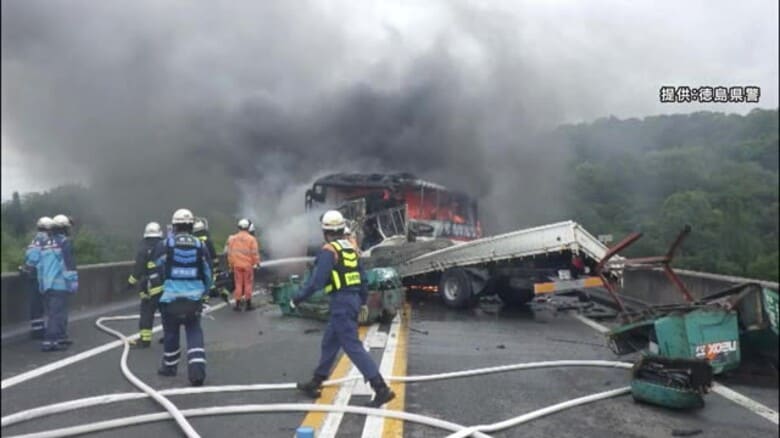 「トラックがセンターラインはみ出した」トラックとバスが正面衝突　トラックの運転手ら2人死亡、5人重傷　徳島自動車道｜FNNプライムオンライン