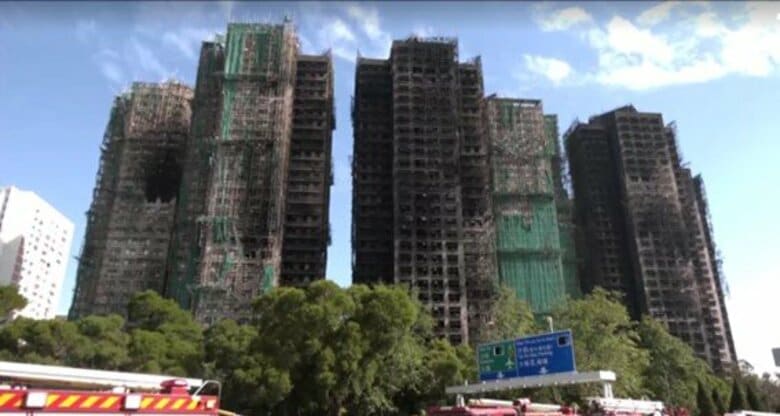 香港高層住宅火災の死者は156人に　過失致死で15人逮捕　燃えなかった棟の住民に一時帰宅許可｜FNNプライムオンライン