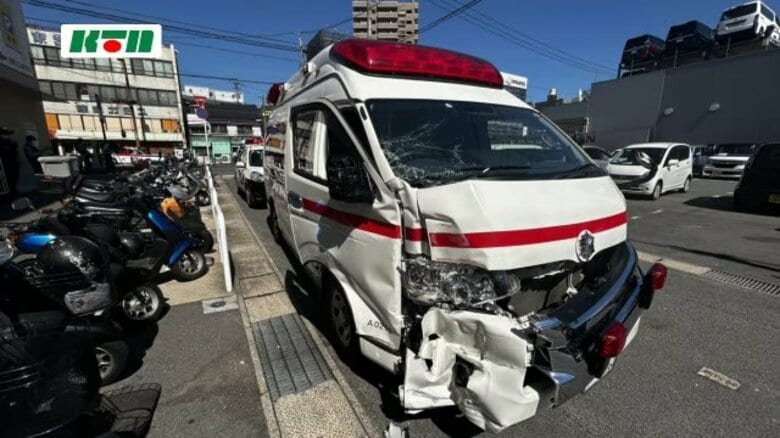 【続報】救急車は前方部が大破…長崎市の国道で女性を搬送中に路面電車と衝突｜FNNプライムオンライン