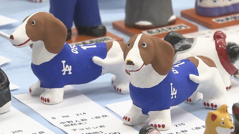 大谷翔平選手の愛犬「デコピン」も　春を呼ぶ「土びな」展示販売にぎわう　363体がずらり…変わり種も　長野・中野市｜FNNプライムオンライン