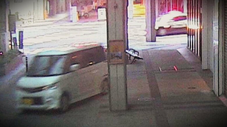 【衝撃】パトカーから逃げた車が“商店街”を猛スピードで暴走…車両通行禁止の早朝にベンチを破壊　新潟市｜FNNプライムオンライン