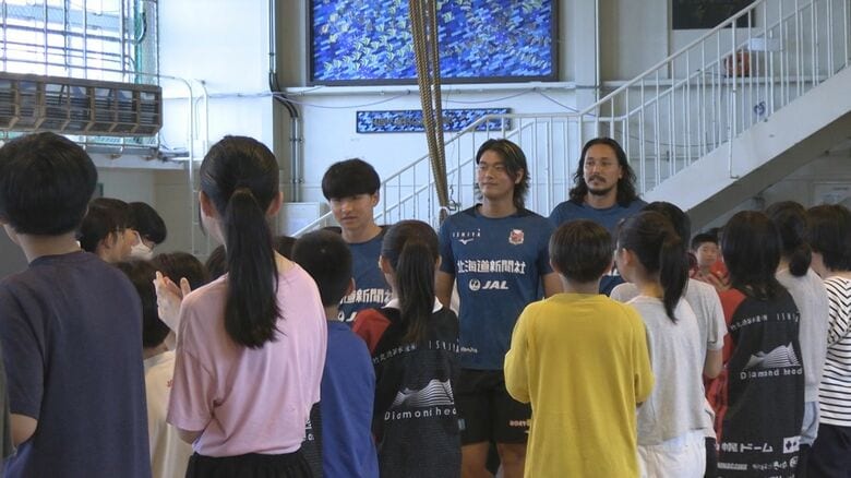 【コンサドーレ】大崎玲央・西野奨太・林田友兜の3選手が札幌市内の小学生と交流「直接ふれ合うことで夢が目標に」自身も小学生時代に経験した札幌出身・西野は次世代へバトン繋ぐ｜FNNプライムオンライン