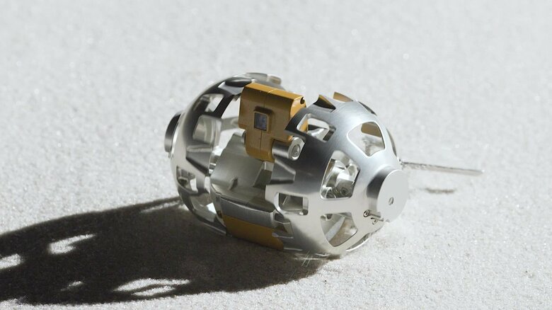 変形後の超小型月面ロボット(出典:タカラトミー)