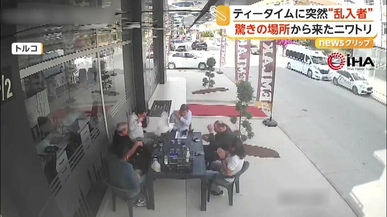 一斉に飛び退き、騒然となった驚いた男性たち