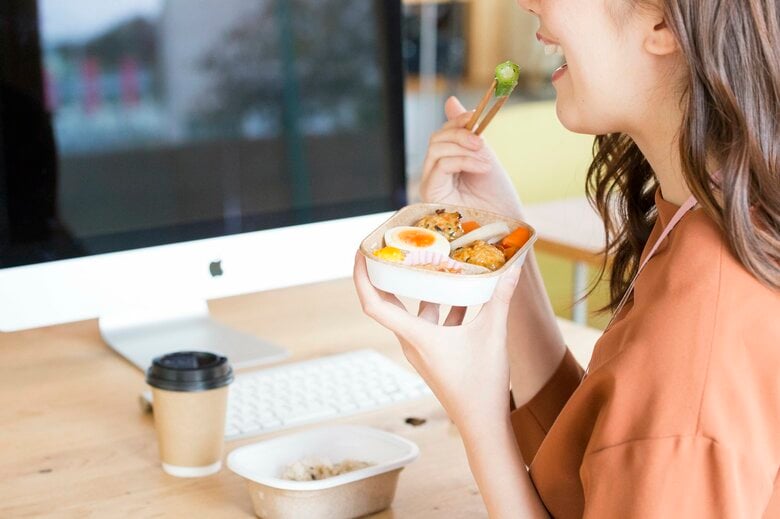 会社での昼休みもひとりでいい（画像はイメージ）