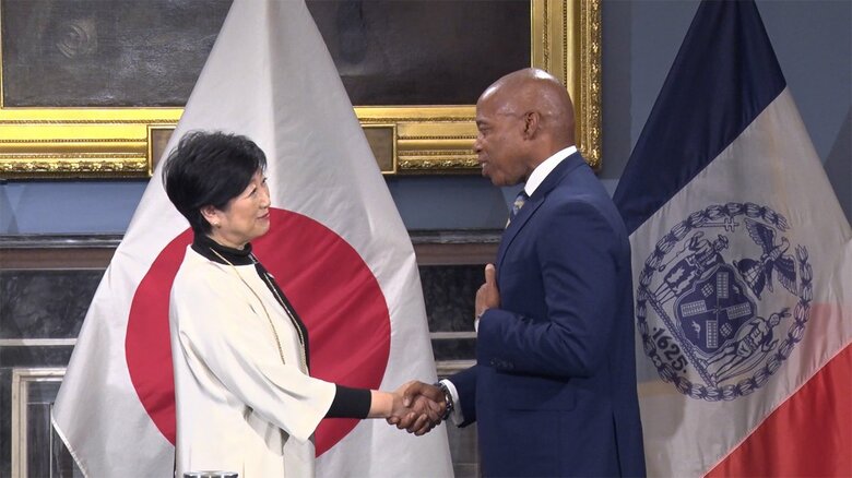 ニューヨークのアダムス市長と握手を交わす小池知事（16日）