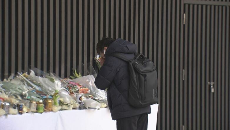 長野駅前に設置された献花台