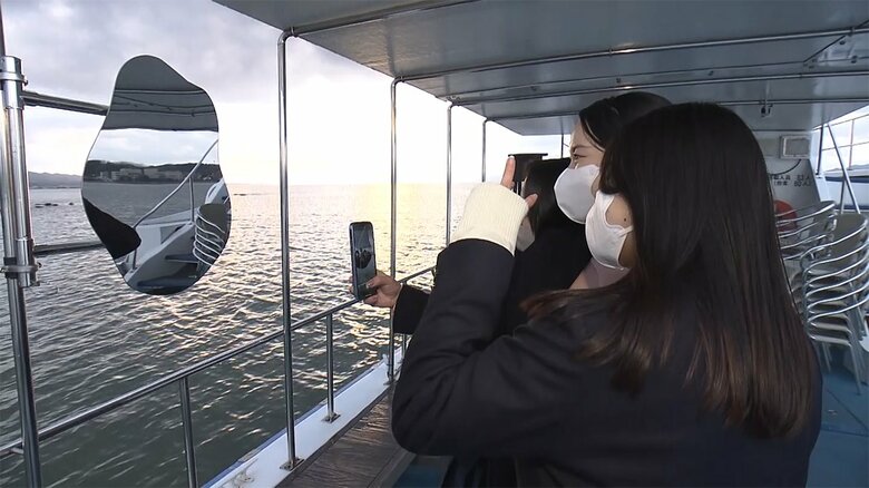 フォトスポットで撮影する3人