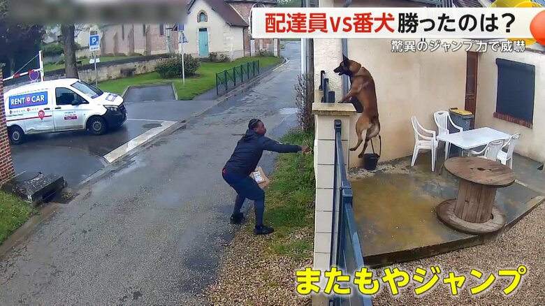 腰を低くして宅配ボックスに近づき、カギを挿す配達員