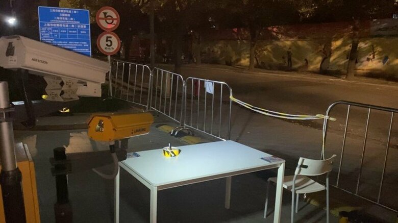 自宅マンション入り口には柵が設けられた（ロックダウン開始の3月28日朝5時撮影）