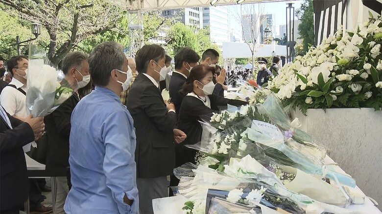 一般向けの献花台は、日本武道館近くの九段坂公園に設置されている。