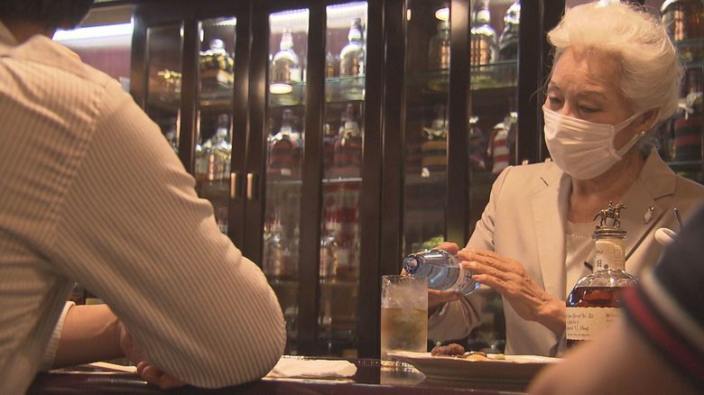 独身男性客は「これ以上寂しくなりたくない」…2か月ぶりの営業再開にスナックママも“嬉しい1日”