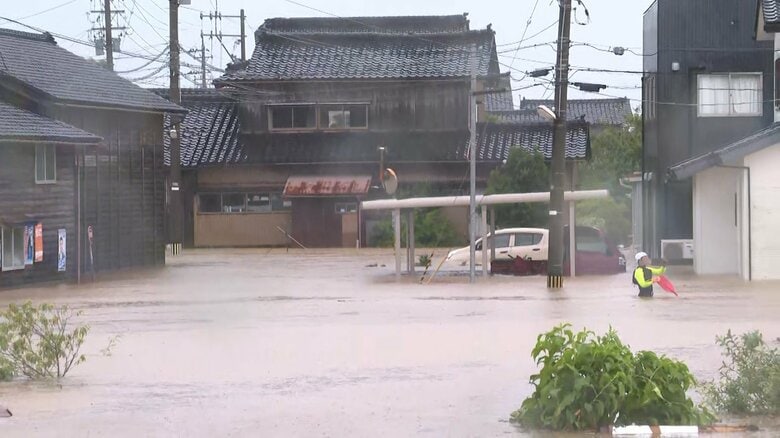 住宅が浸水した石川県羽咋市の様子　消防隊員ら救助活動　（27日午前8時20分頃）