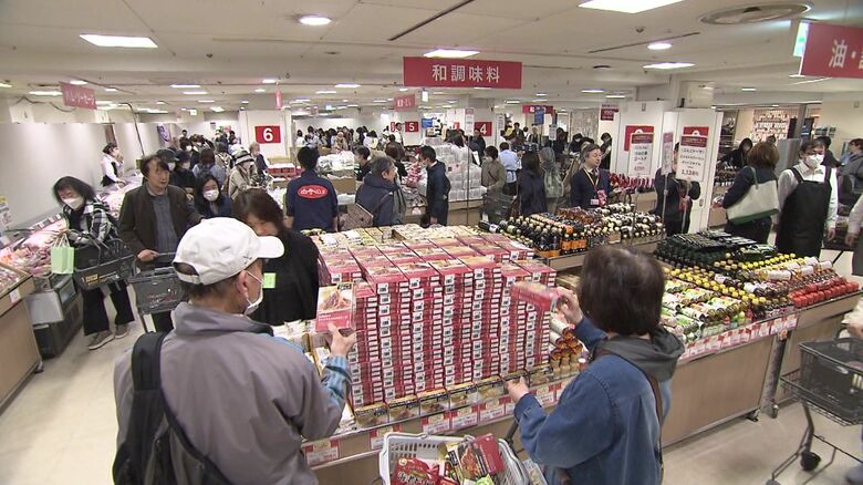 セール会場は多くの人でにぎわっている