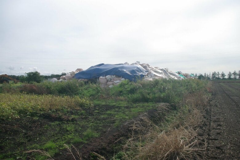 廃棄物はすべて自宅兼事務所の敷地内に投棄（提供 道警）
