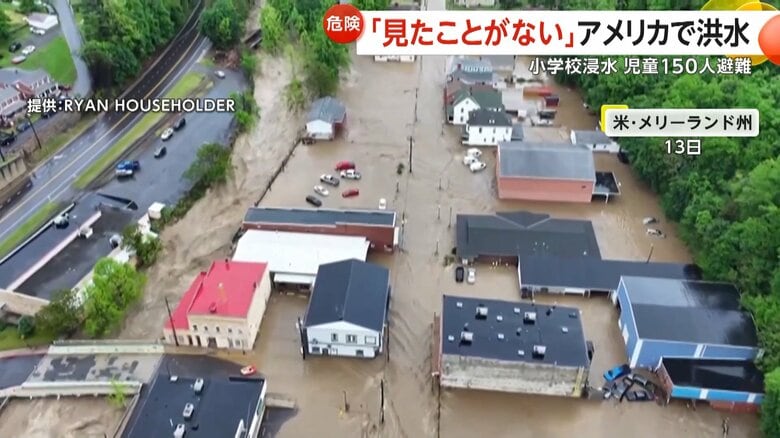 住宅街に流れ込んだ濁流で、茶色く染まった町