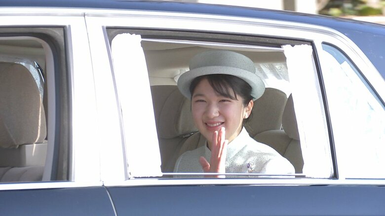 赤坂御用地に向かう愛子さま（23日午前10時40分頃）