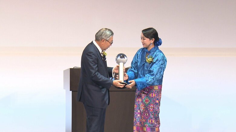 前国王に代わり、トロフィーを受け取るソナム王女