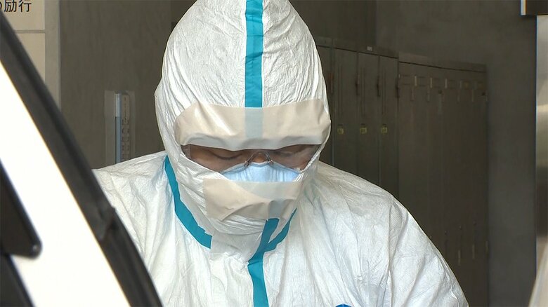 防護服にテープを貼ることで感染リスクを抑える