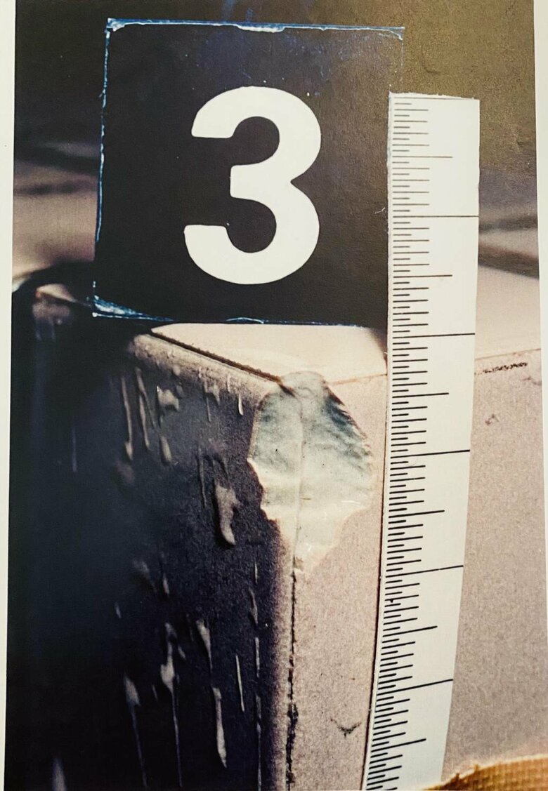 4発目の銃弾により欠けたタイル　発生直後に撮影された鑑識写真