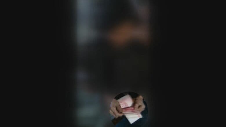 送られた金を数える北朝鮮住民