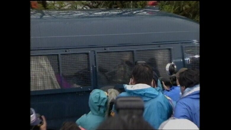 逮捕される麻原彰晃こと松本智津夫元死刑囚