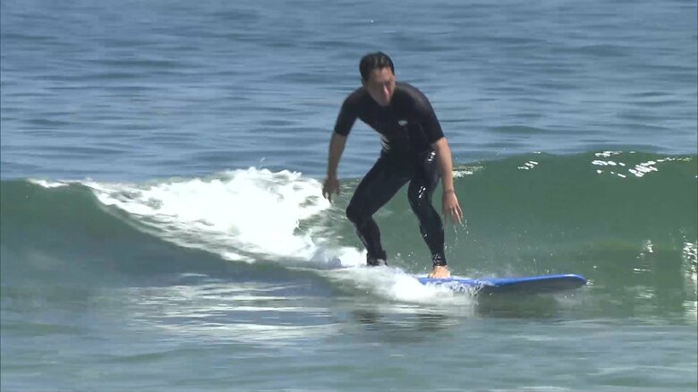 福島・南相馬市の海岸で子どもたちとサーフィンを楽しむ小泉氏（2023年9月）